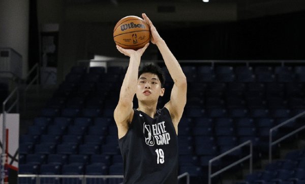 问鼎娱乐 崔永熙谈在篮网观看感受：施罗德西蒙斯东说念主可以