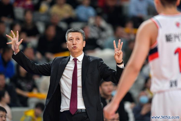 郭士强再度出任中国男篮主帅 关键时刻挺身而出