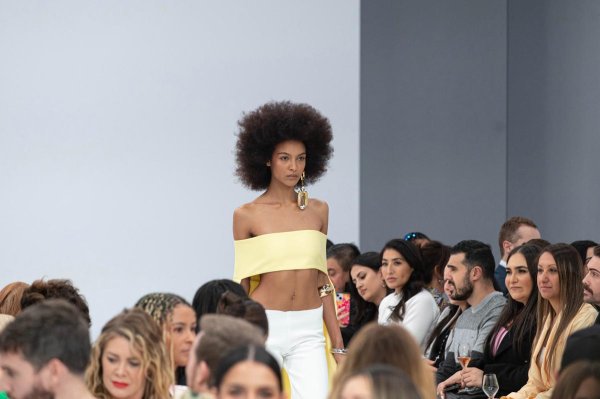 问鼎娱乐官网 当澳网赛场变成时尚秀场……