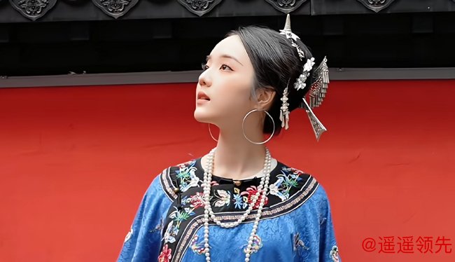 俞俐均三条簪造型