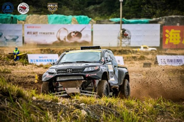 问鼎娱乐APP COC玉环总决赛预赛：汽车组赵向前抢占先机